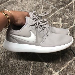 Nike women’s tennis shoes